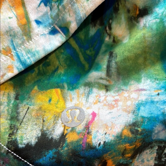 Lululemon mid-rise Speed-Up shorts - Picture 4 of 4